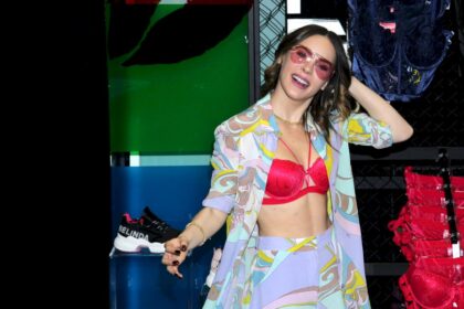 belinda-presume-su-ropa-interior-con-un-sensual-vestuario-que-muestra-su-abdomen