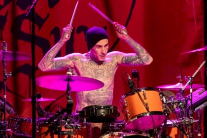 travis-barker-grabo-tres-nuevas-canciones-de-blink-182-con-el-dedo-roto