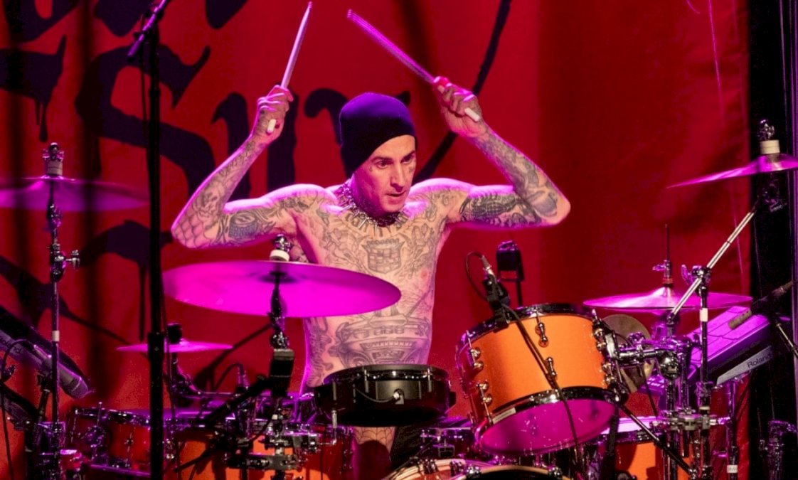 travis-barker-grabo-tres-nuevas-canciones-de-blink-182-con-el-dedo-roto