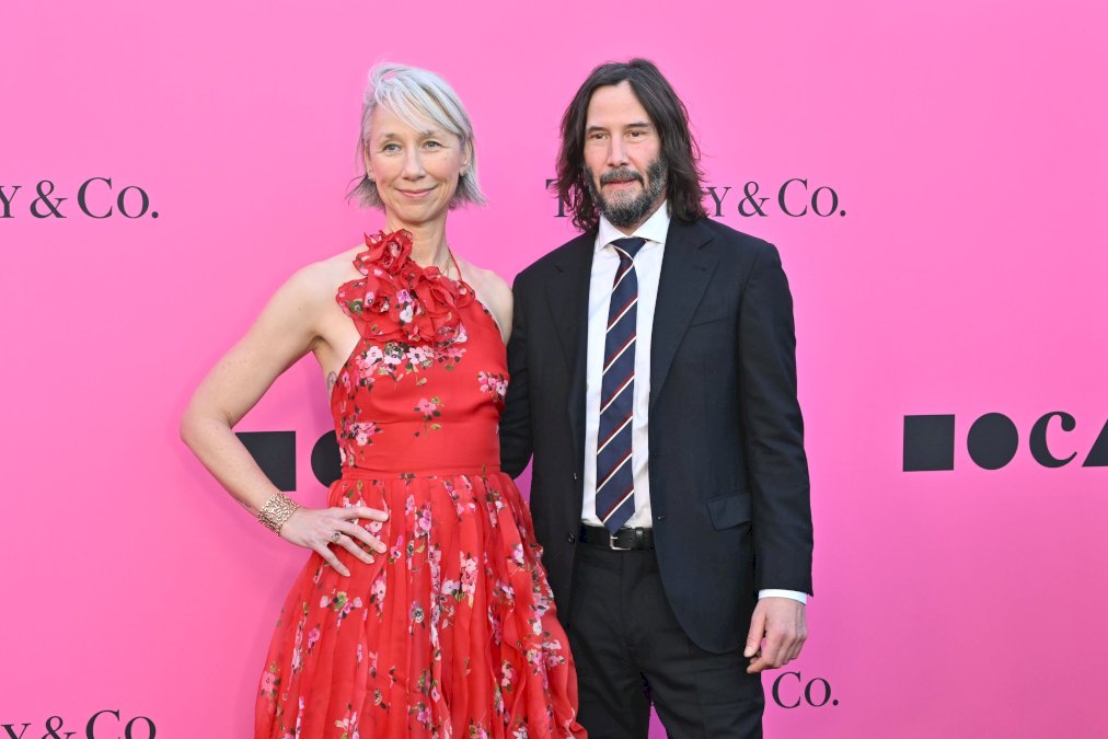 keanu-reeves-y-su-novia-alexandra-grant-se-mostraron-carinosos-en-una-alfombra-roja