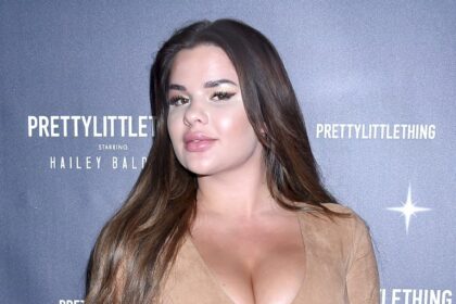 anastasiya-kvitko-exhibe-sus-curvas-de-frente-y-de-espaldas-en-diminuto-bikini-blanco