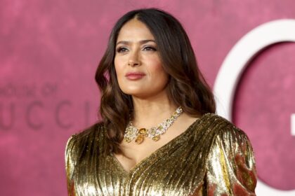 salma-hayek-enamora-a-sus-fans-con-look-inspirado-en-jackie-kennedy