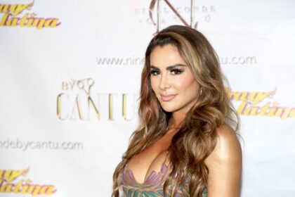 ninel-conde-a-sus-46-anos-presume-su-esbelta-figura-con-un-vestido-de-hilos-y-transparencias