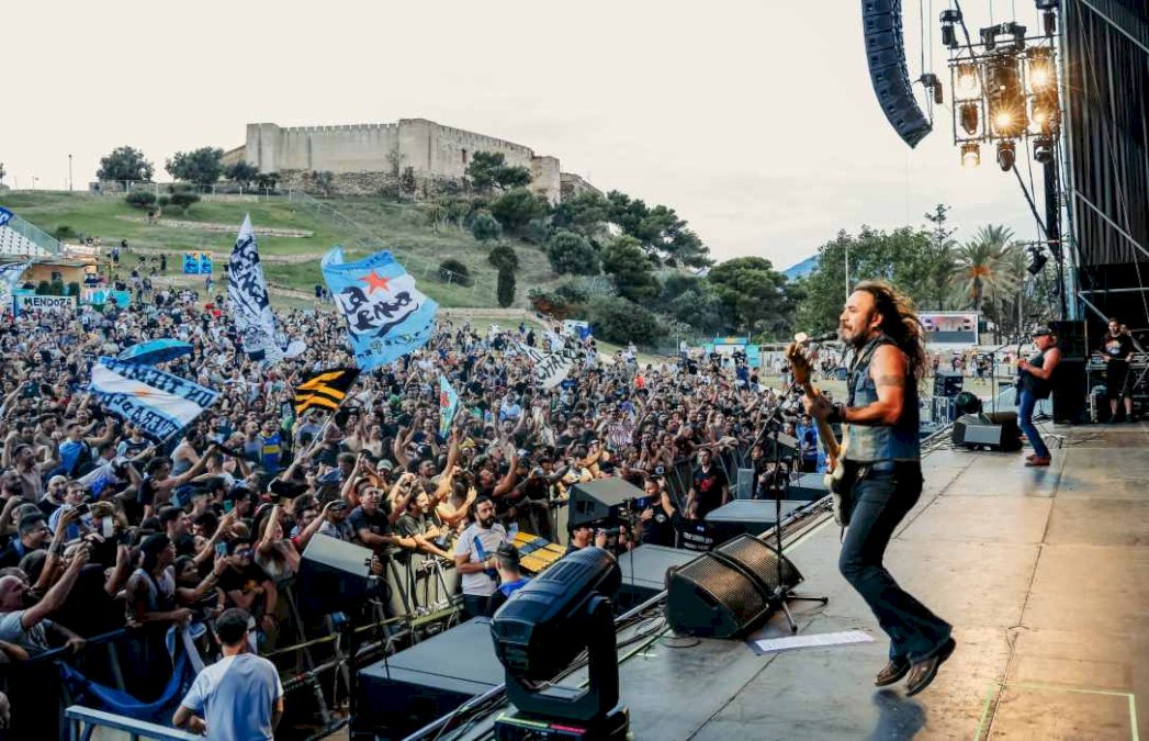 skay-y-la-renga-en-el-cosquin-espana:-«hoy-los-argentinos-nos-ganaron-por-goleada»