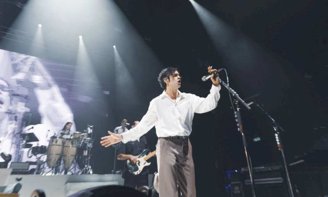 matty-healy-enfrenta-criticas-de-la-comunidad-lgbtq+-tras-su-presentacion-en-malasia