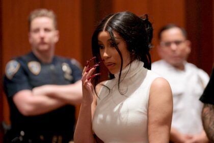 cardi-b-es-investigada-de-agresion-tras-lanzar-microfono-a-una-mujer-del-publico