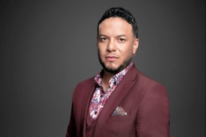 lorenzo-mendez,-ex-de-chiquis,-se-convierte-en-heroe-en-“los-50”-de-telemundo:-salvo-a-su-equipo-de-la-sentencia