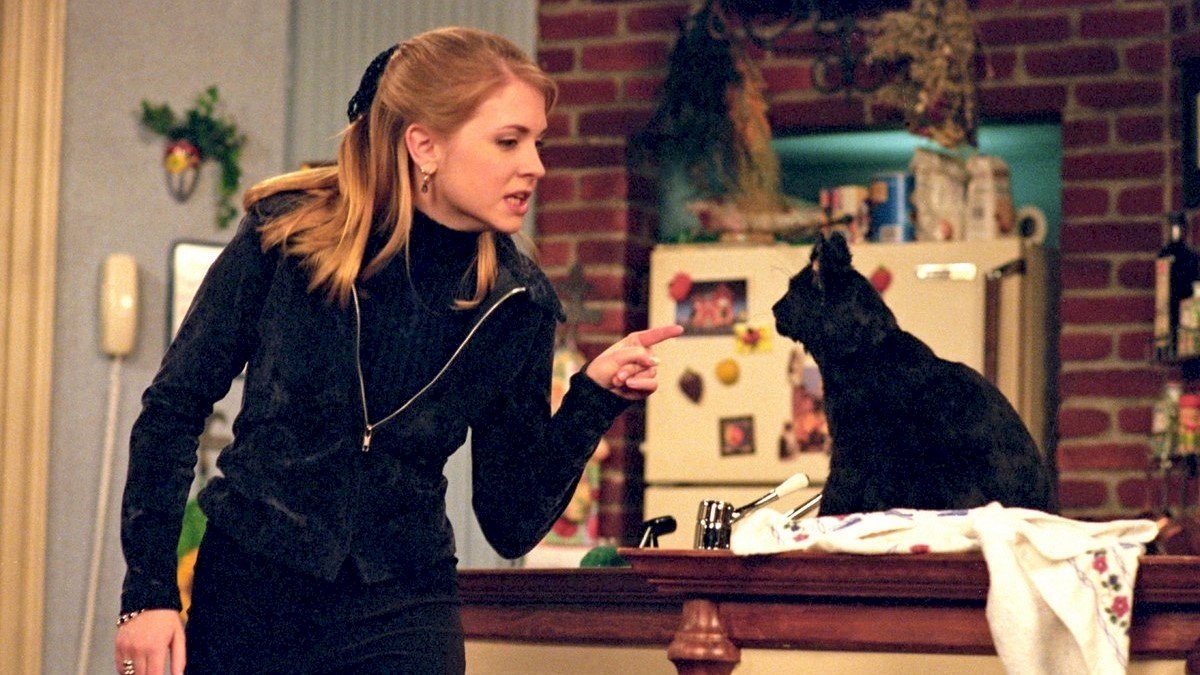 por-esta-razon-casi-despidieron-a-melissa-joan-hart-de-sabrina,-la-bruja-adolescente