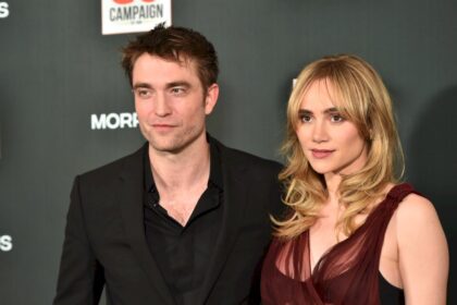 suki-waterhouse-confirma-su-embarazo-con-robert-pattinson-mostrando-su-pancita-en-pleno-show