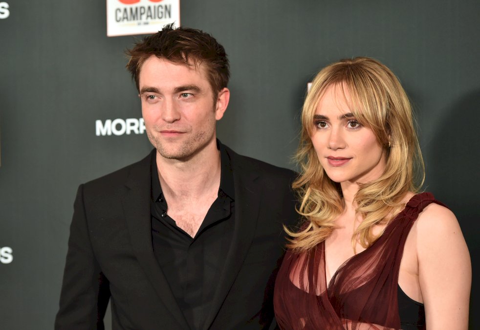 suki-waterhouse-confirma-su-embarazo-con-robert-pattinson-mostrando-su-pancita-en-pleno-show