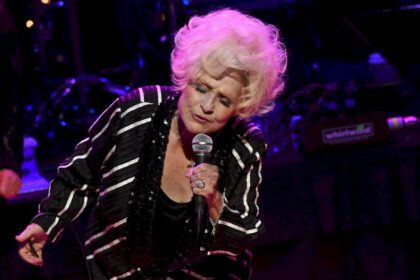 “rockin’-around-the-christmas-tree”-de-brenda-lee-tumba-a-mariah-carey-y-se-convierte-en-la-cancion-mas-escuchada-de-navidad