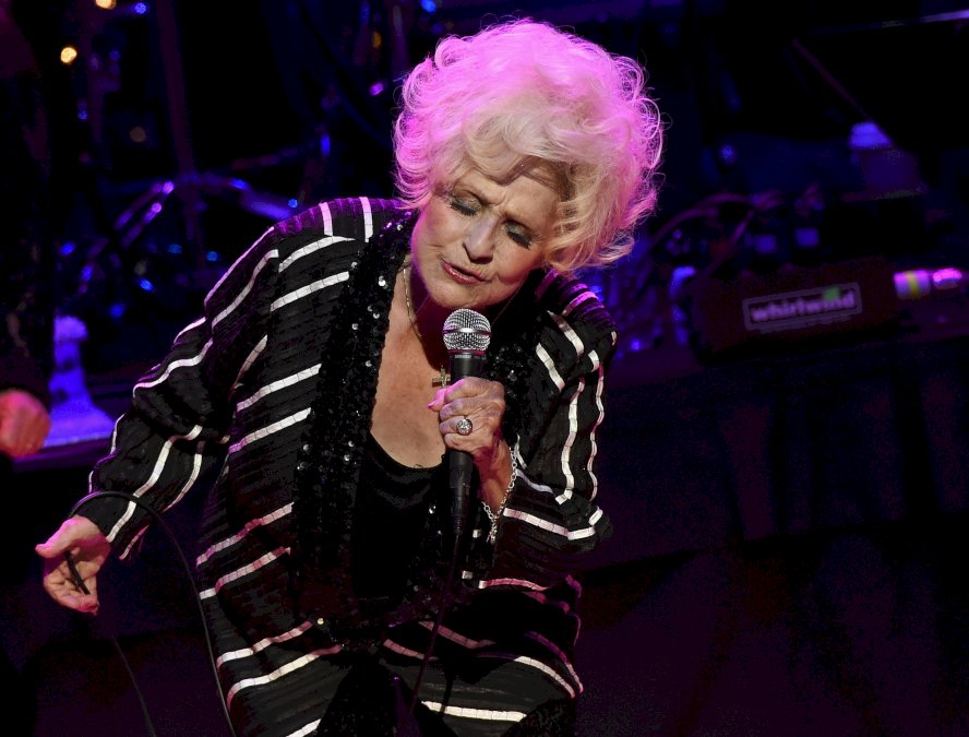 “rockin’-around-the-christmas-tree”-de-brenda-lee-tumba-a-mariah-carey-y-se-convierte-en-la-cancion-mas-escuchada-de-navidad