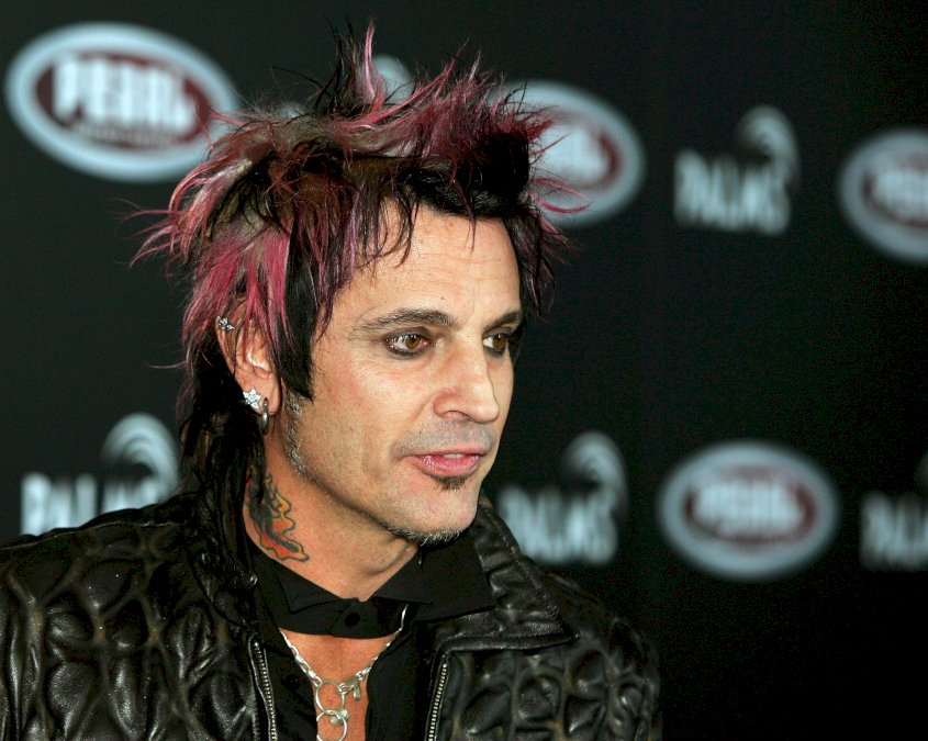 tommy-lee-es-demandado-por-presuntamente-agredir-sexualmente-a-una-mujer-en-un-helicoptero