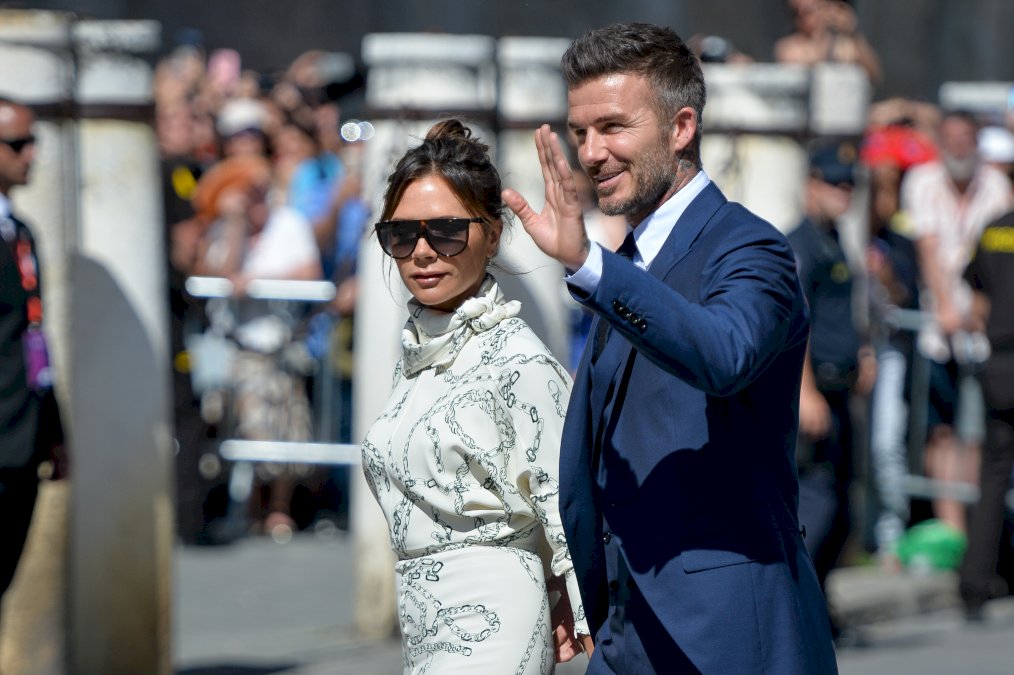 victoria-beckham-consiente-a-sus-fans-con-una-foto-de-david-beckham-en-ropa-interior