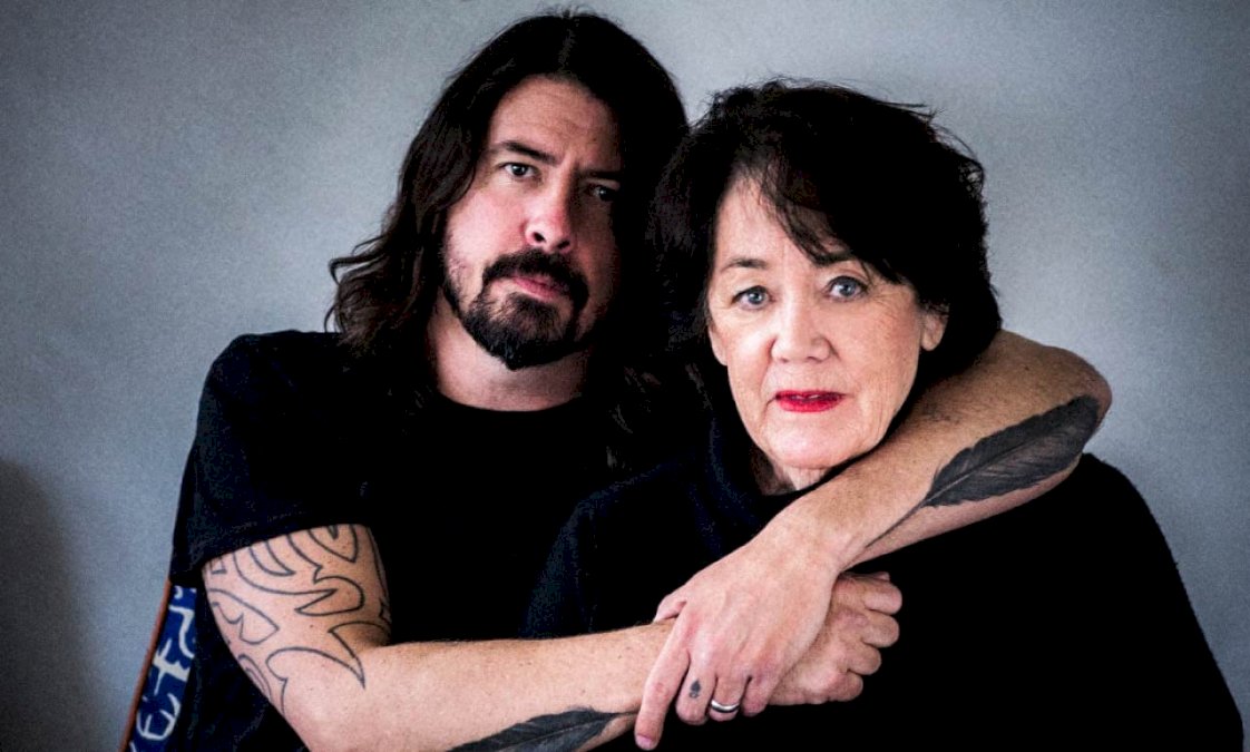 dave-grohl-explica-como-creo-el-homenaje-a-su-madre-en-‘the-teacher’