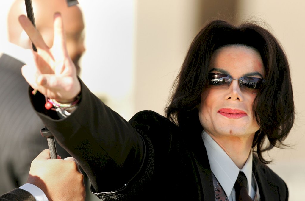 michael-jackson-usaba-pelucas-y-te-decimos-las-cirugias-a-las-que-decidio-someterse