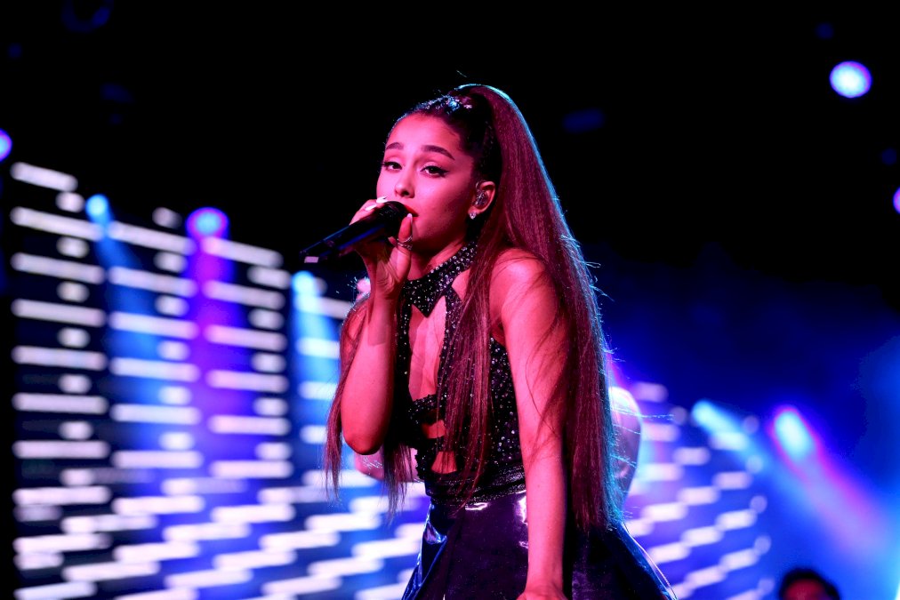 ariana-grande-revela-el-titulo-del-primer-single-de-su-nuevo-album-en-una-sudadera