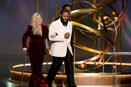 christina-applegate-recibe-emotiva-ovacion-en-los-emmy