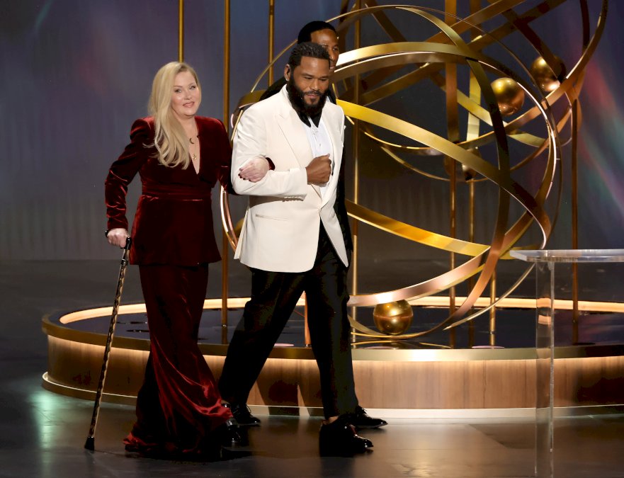 christina-applegate-recibe-emotiva-ovacion-en-los-emmy