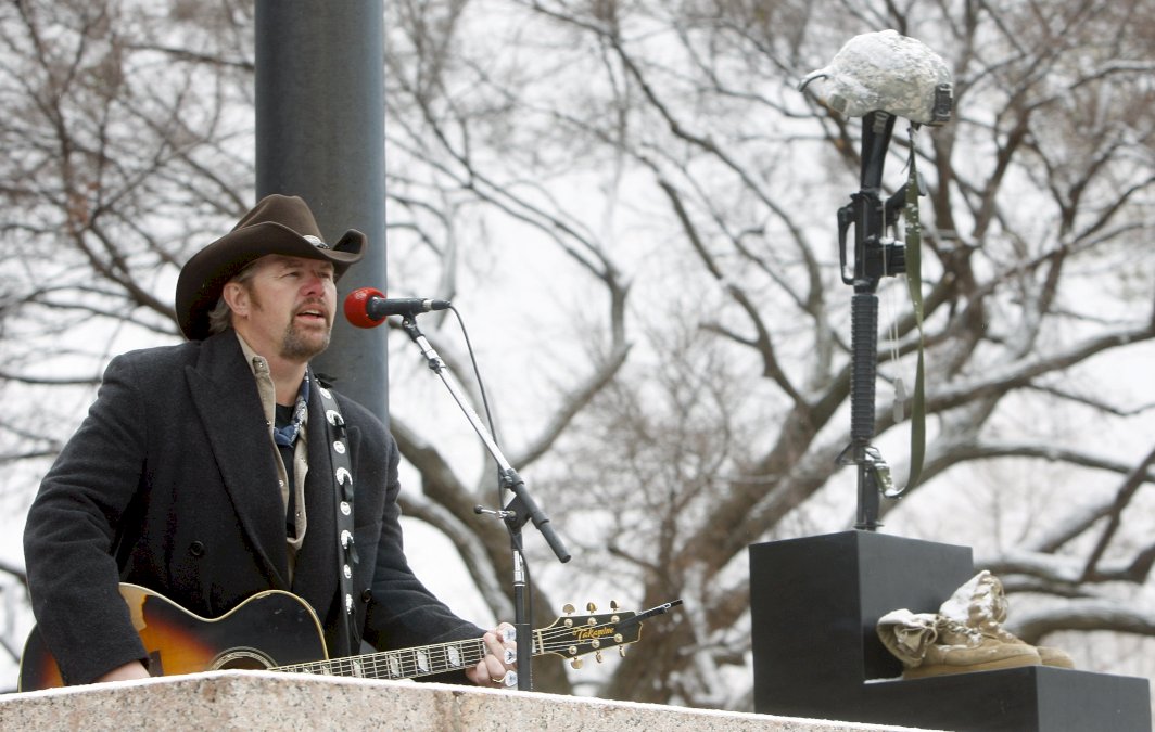 el-mundo-de-la-musica-country-esta-de-luto,-fallecio-el-cantante-toby-keith