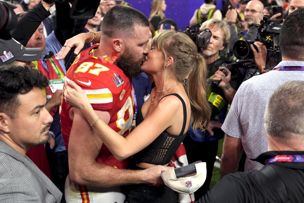 video:-taylor-swift-besa-y-abraza-a-travis-kelce-tras-su-triunfo-en-el-super-bowl