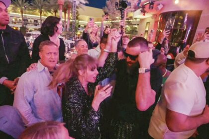 taylor-swift-y-travis-kelce-celebraron-despues-del-super-bowl-entre-tragos,-amigos-y-baile