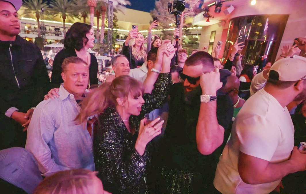 taylor-swift-y-travis-kelce-celebraron-despues-del-super-bowl-entre-tragos,-amigos-y-baile