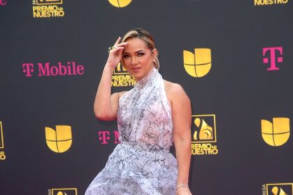 adamari-lopez-sorprende-con-la-gran-cantidad-de-zapatos-que-tiene-en-su-camerino-en-univision  