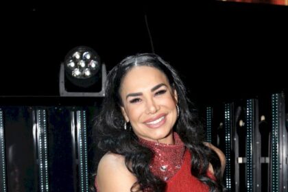 lis-vega-exhibe-sus-curvas-con-un-vestido-de-red-desde-su-camerino