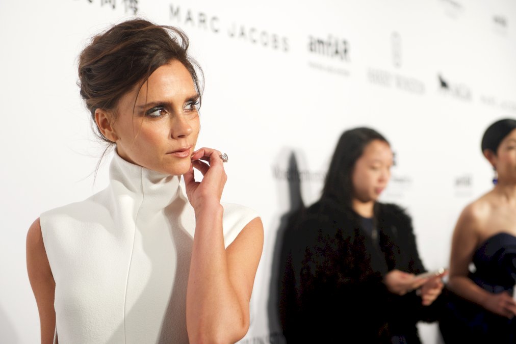 victoria-beckham-sorprende-al-aparecer-en-paris-con-muletas-y-tacones-tras-lesionarse-el-pie
