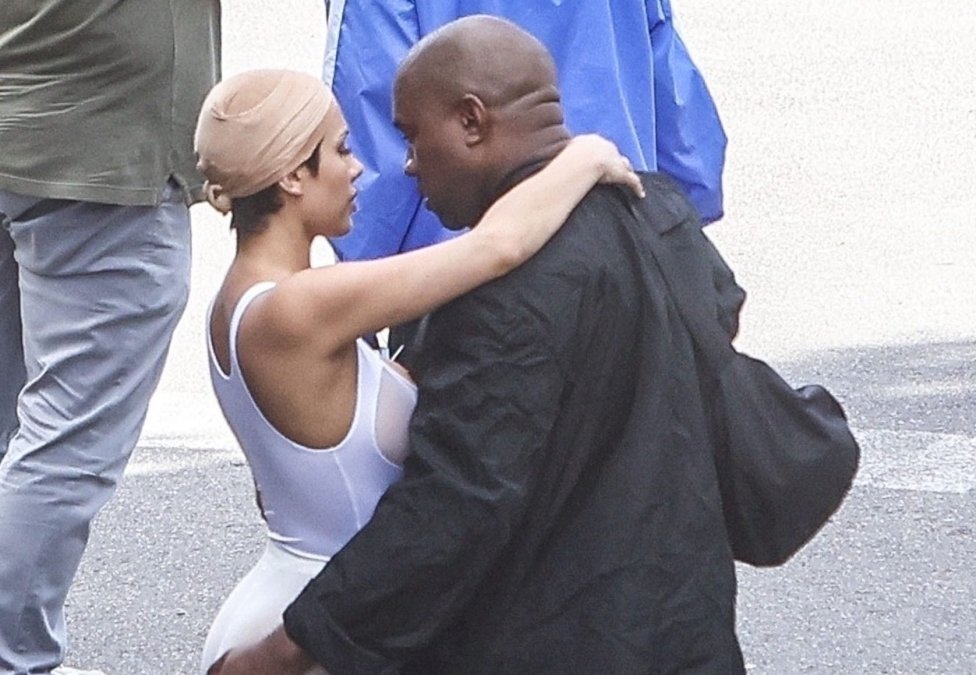 esposa-de-kanye-west,-bianca-censori,-podria-ir-a-prision-por-el-atuendo-que-utilizo-en-paris