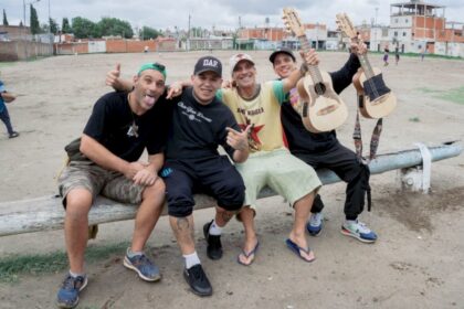 manu-chao-se-emociono-y-canto-en-el-potrero-de-villa-fiorito-donde-surgio-diego-maradona