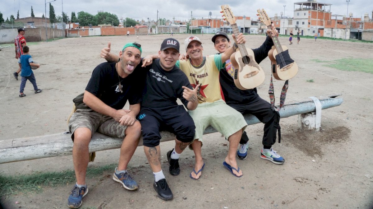 manu-chao-se-emociono-y-canto-en-el-potrero-de-villa-fiorito-donde-surgio-diego-maradona