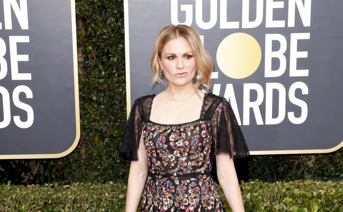 foto:-anna-paquin-reaparece-con-baston-tras-anos-de-ausencia;-no-ha-revelado-la-enfermedad-que-padece