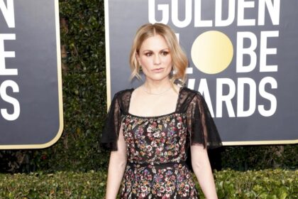 foto:-anna-paquin-reaparece-con-baston-tras-anos-de-ausencia;-no-ha-revelado-la-enfermedad-que-padece