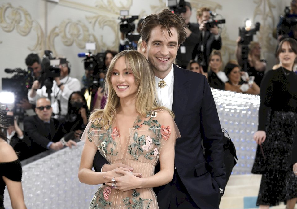 suki-waterhouse-comparte-la-primera-foto-de-su-bebe-con-robert-pattinson