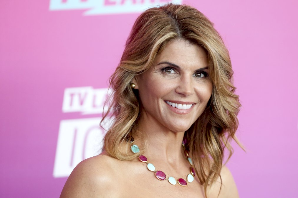 lori-loughlin-pide-$17.5-millones-de-dolares-por-su-casa-en-hidden-hills