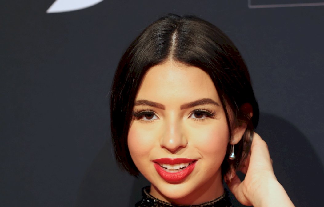 angela-aguilar-deslumbra-con-un-vestido-negro-de-flecos-en-premios-platino-xcaret-2024 