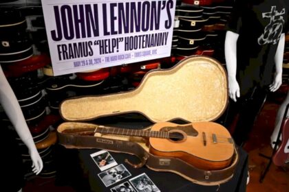 la-guitarra-perdida-de-john-lennon-rompe-record-en-subasta