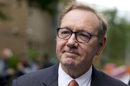 kevin-spacey-confiesa-que-se-ha-quedado-sin-dinero-y-admite-que-“sobrepaso-los-limites”