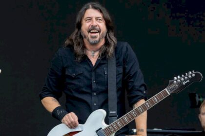 dave-grohl-dedica-‘times-like-these’-a-tom-morello-durante-una-actuacion-en-polonia