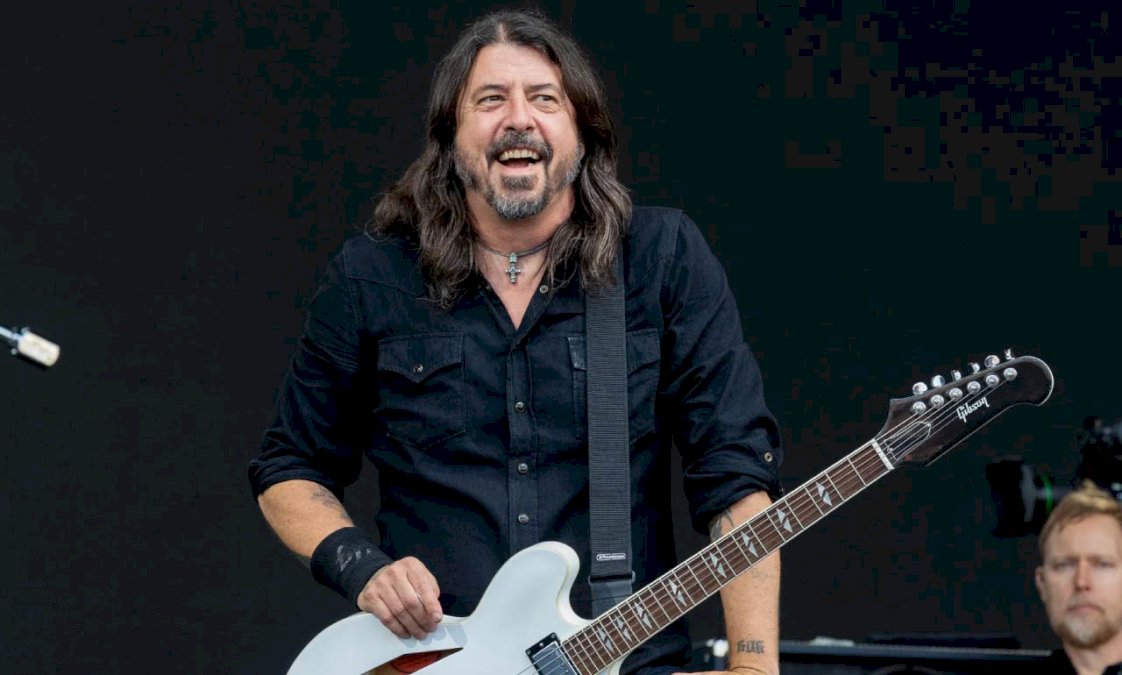 dave-grohl-dedica-‘times-like-these’-a-tom-morello-durante-una-actuacion-en-polonia