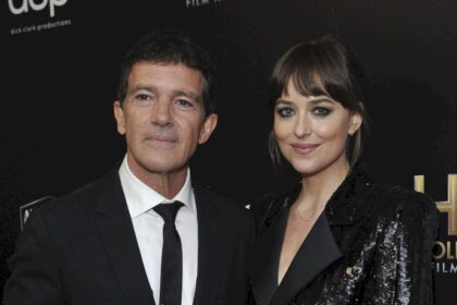 antonio-banderas-comparte-emotiva-foto-con-dakota-johnson