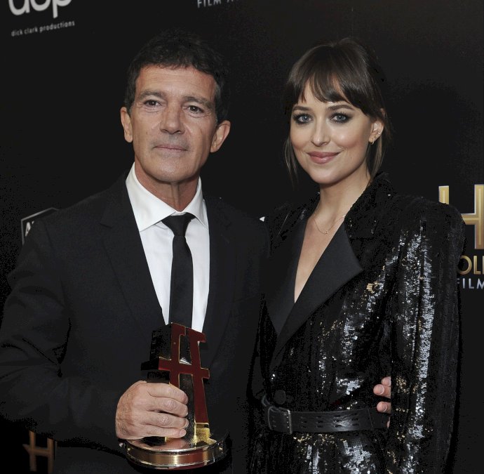 antonio-banderas-comparte-emotiva-foto-con-dakota-johnson