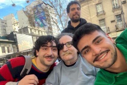 piedra-libre-para-charly-garcia:-las-fotos-que-se-saco-el-musico-con-dos-fans-en-buenos-aires