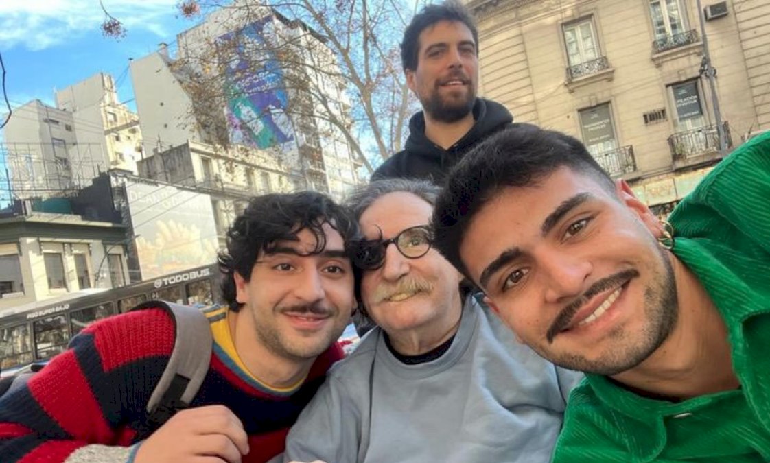 piedra-libre-para-charly-garcia:-las-fotos-que-se-saco-el-musico-con-dos-fans-en-buenos-aires