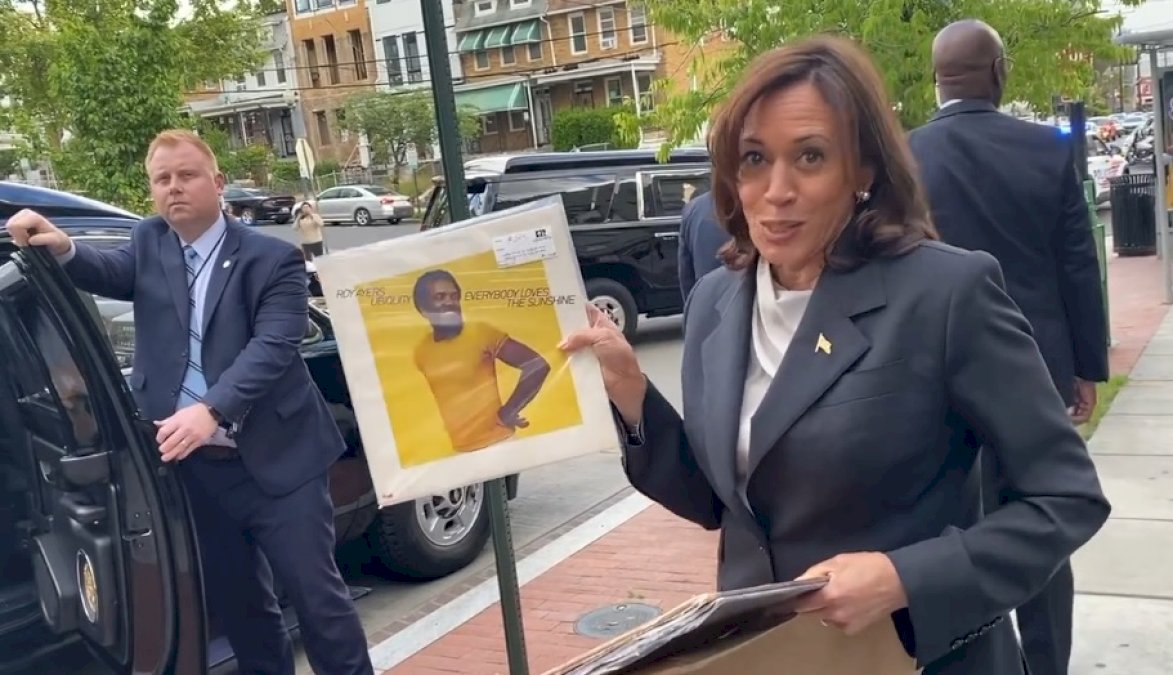 kamala-harris-muestra-su-lado-melomano:-los-discos-que-se-compro-la-vice-de-biden