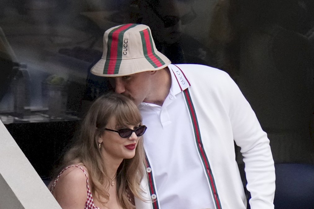 taylor-swift-y-travis-kelce-fueron-captados-en-la-boda-de-una-supermodelo