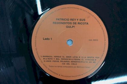 los-redondos-reeditan-sus-discos-en-vinilo:-se-filtro-la-foto-de-‘gulp!’-en-la-fabrica