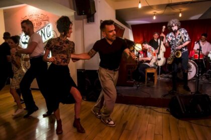 swing-city,-una-escuela-de-baile-con-shows-en-vivo-que-revive-la-era-del-jazz-en-buenos-aires